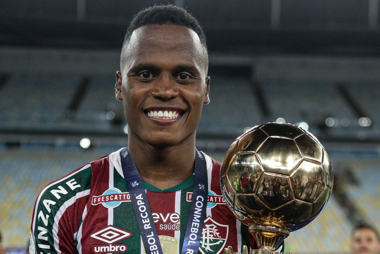 Atacante do Fluminense com troféu da Recopa