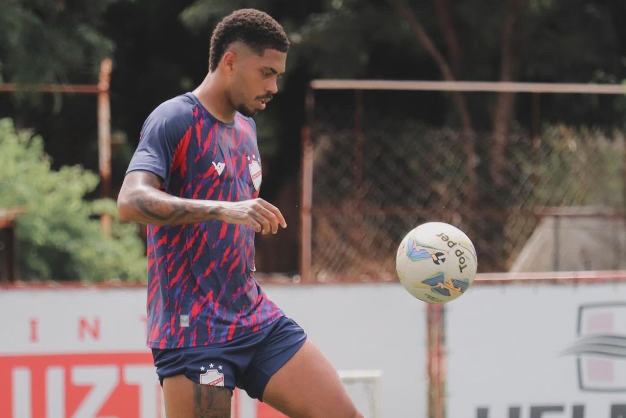 Zagueiro Ruan Santos, do Cruzeiro, em treino do Vila Nova em 2024