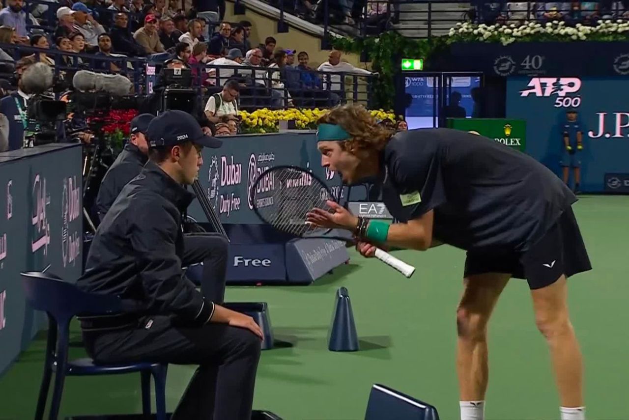 Tenista Andrey Rublev reclamando com árbitro durante ATP 500 de Dubai 2024