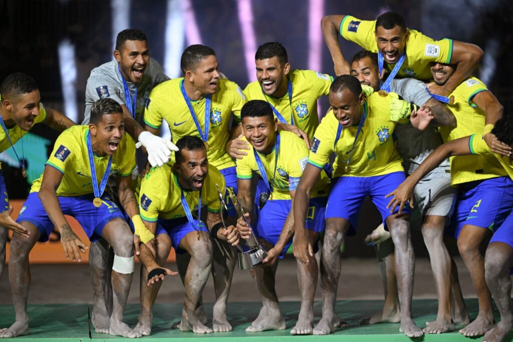 Datinha, capitão da Seleção Brasileira de Beach Soccer, ergue o troféu de campeão da Copa do Mundo de Futebol de Areia de 2024