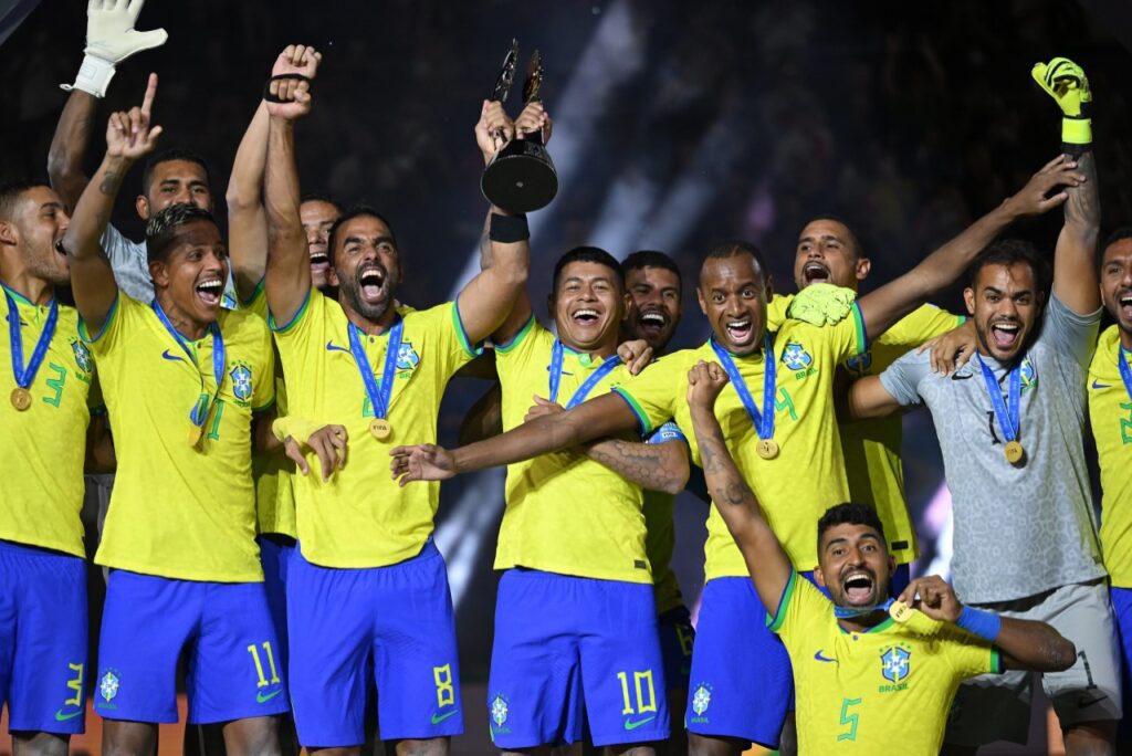 Datinha, capitão da Seleção Brasileira de Beach Soccer, ergue o troféu de campeão da Copa do Mundo de Futebol de Areia de 2024