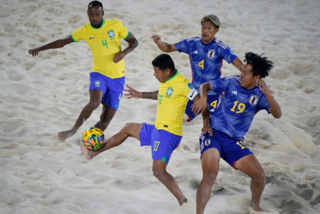 Datinha, capitão da Seleção Brasileira de Beach Soccer, em jogo contra o Japão