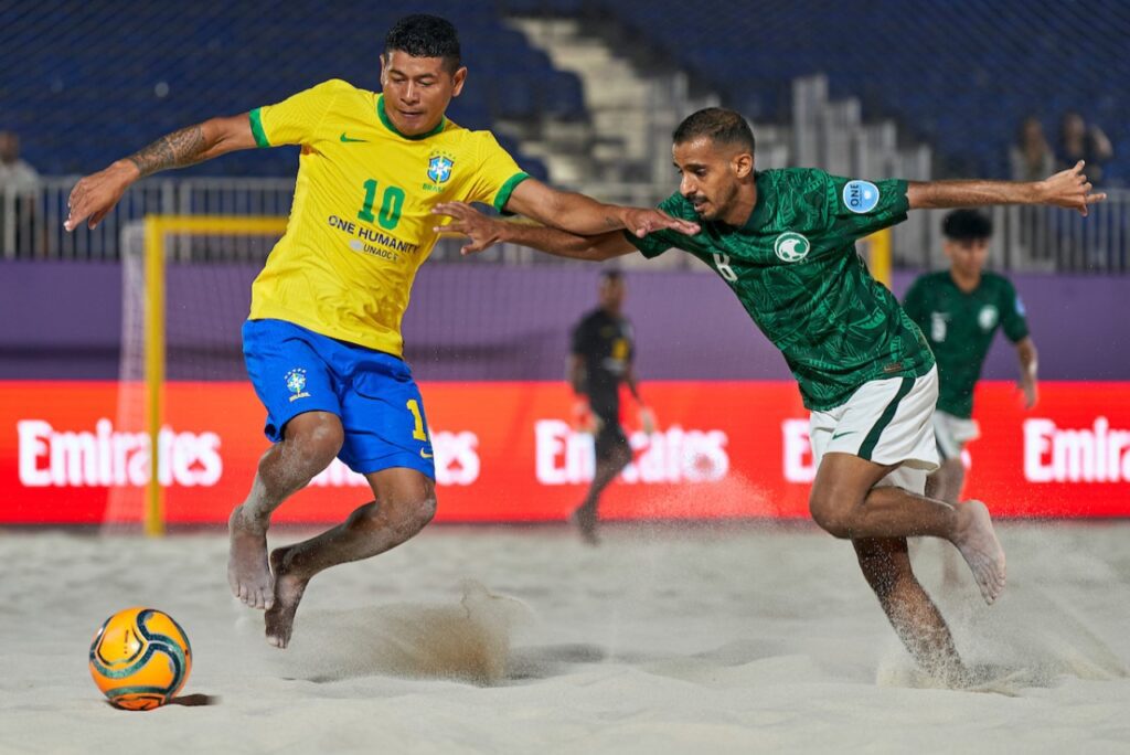 Datinha, capitão da Seleção Brasileira de Beach Soccer, em jogo contra a Arábia Saudita