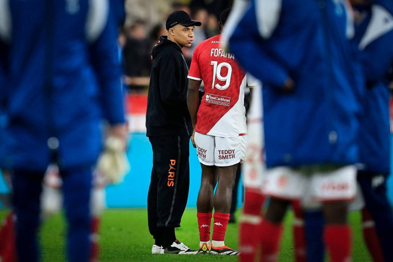 Mbappe chamou a atenção por não ficar no banco de reservas. Foto:VALERY HACHEAFP