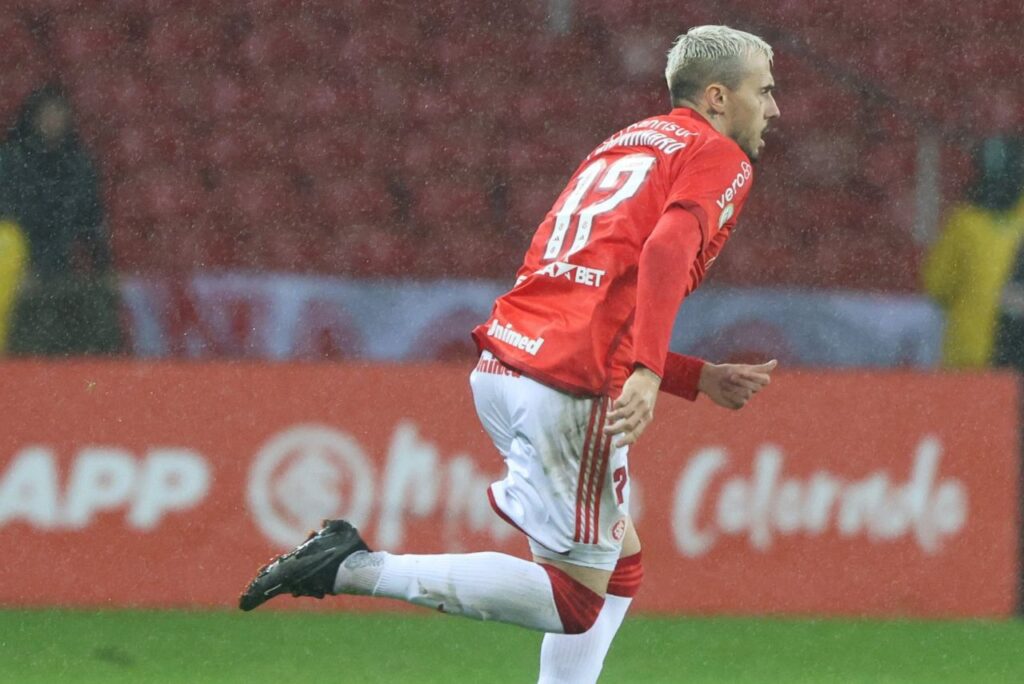 Reforço do Atlético-GO em jogo do Internacional em 2023