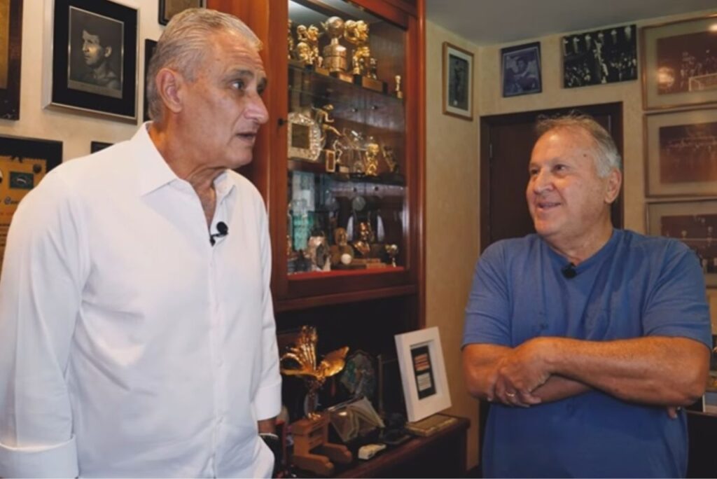 Técnico do Flamengo ao lado de Zico