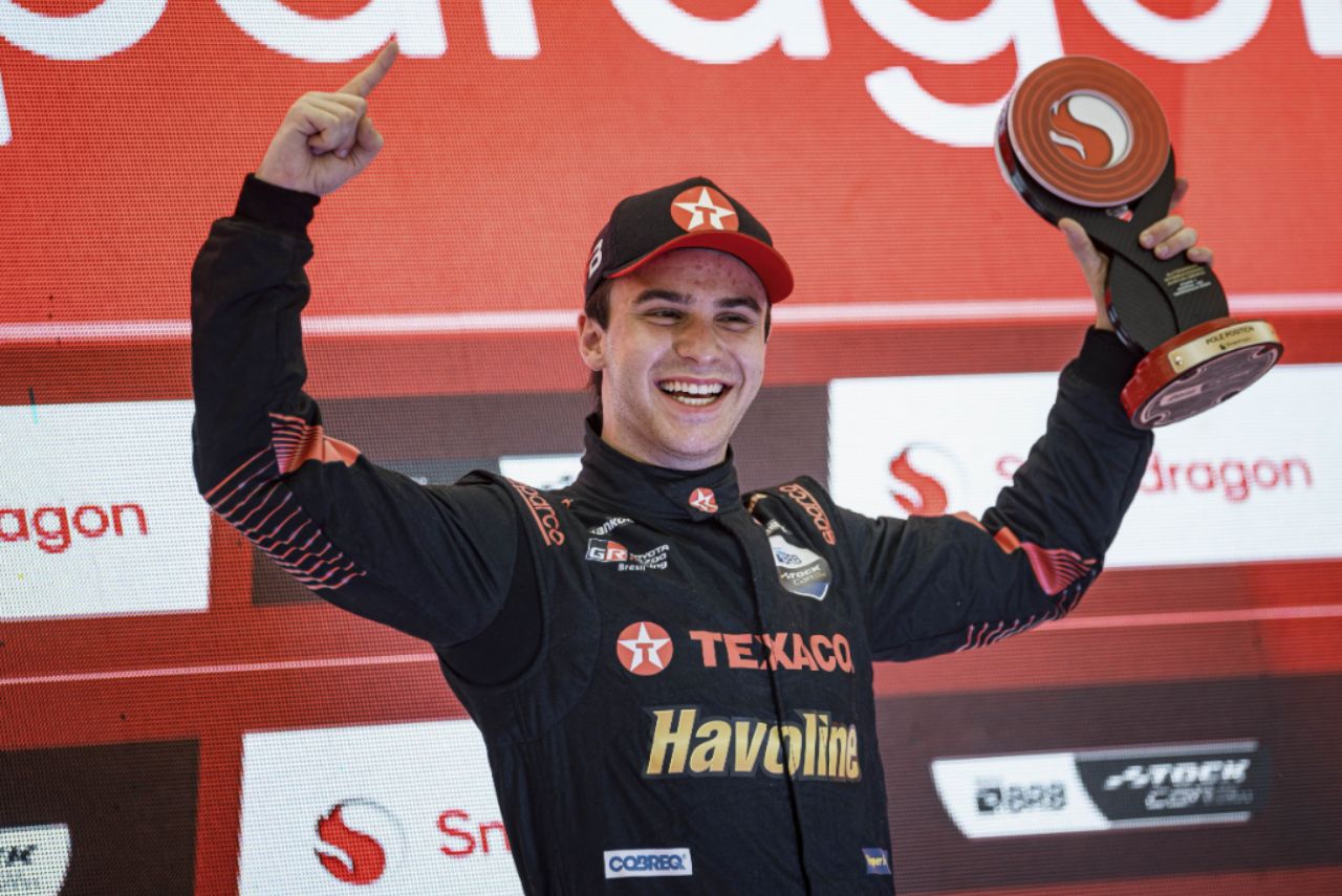 Piloto Felipe Baptista comemora pole no GP de Goiânia da Stock Car 2024