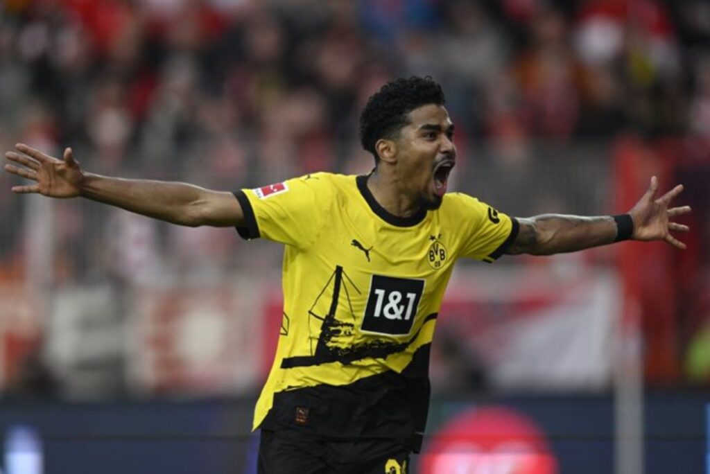 Adeyemi comemora gol do Borussia Dortmund