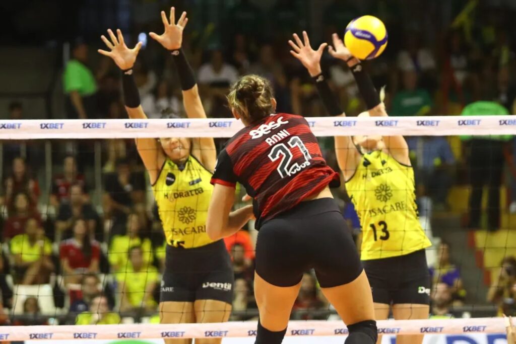 Lance do jogo Sesc Flamengo x Praia Clube na Superliga de Vôlei 2023/24