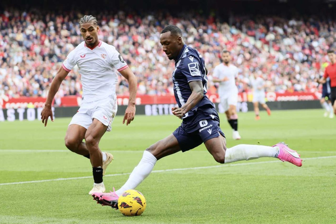 Lance do jogo Sevilla x Real Sociedad na LaLiga 2023/24