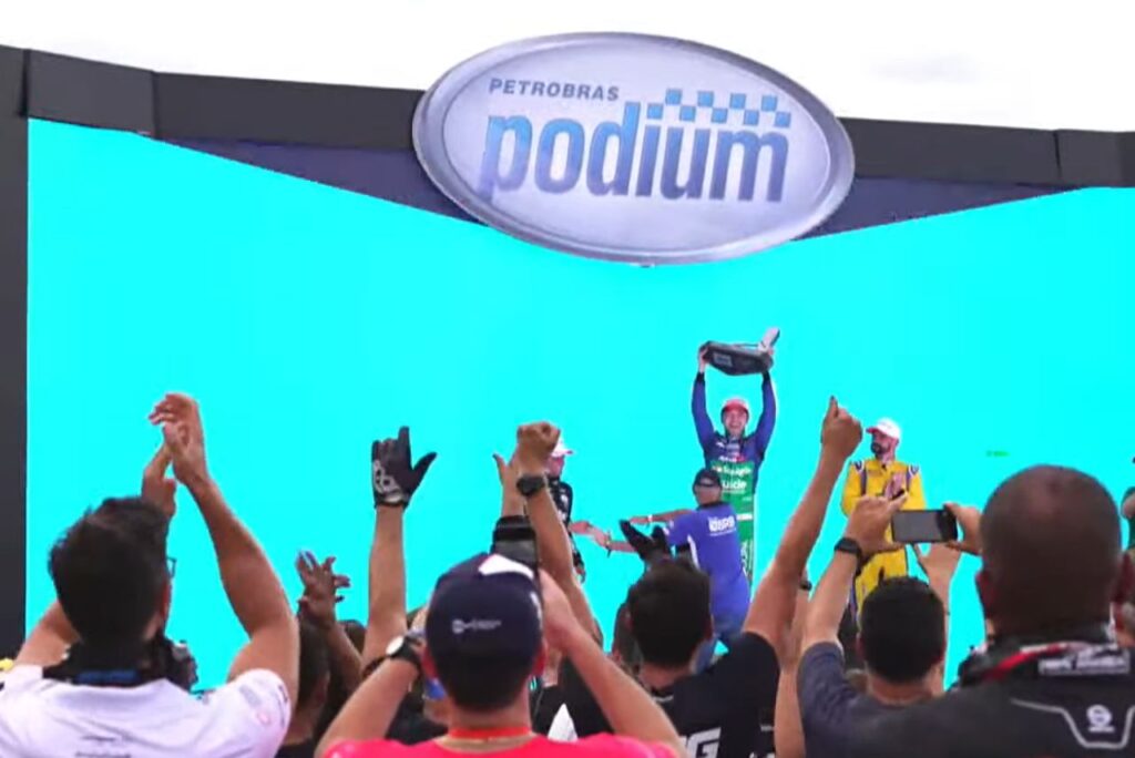 Rafael Suzuki com taça no pódio do GP em Goiânia na Stock Car 2024
