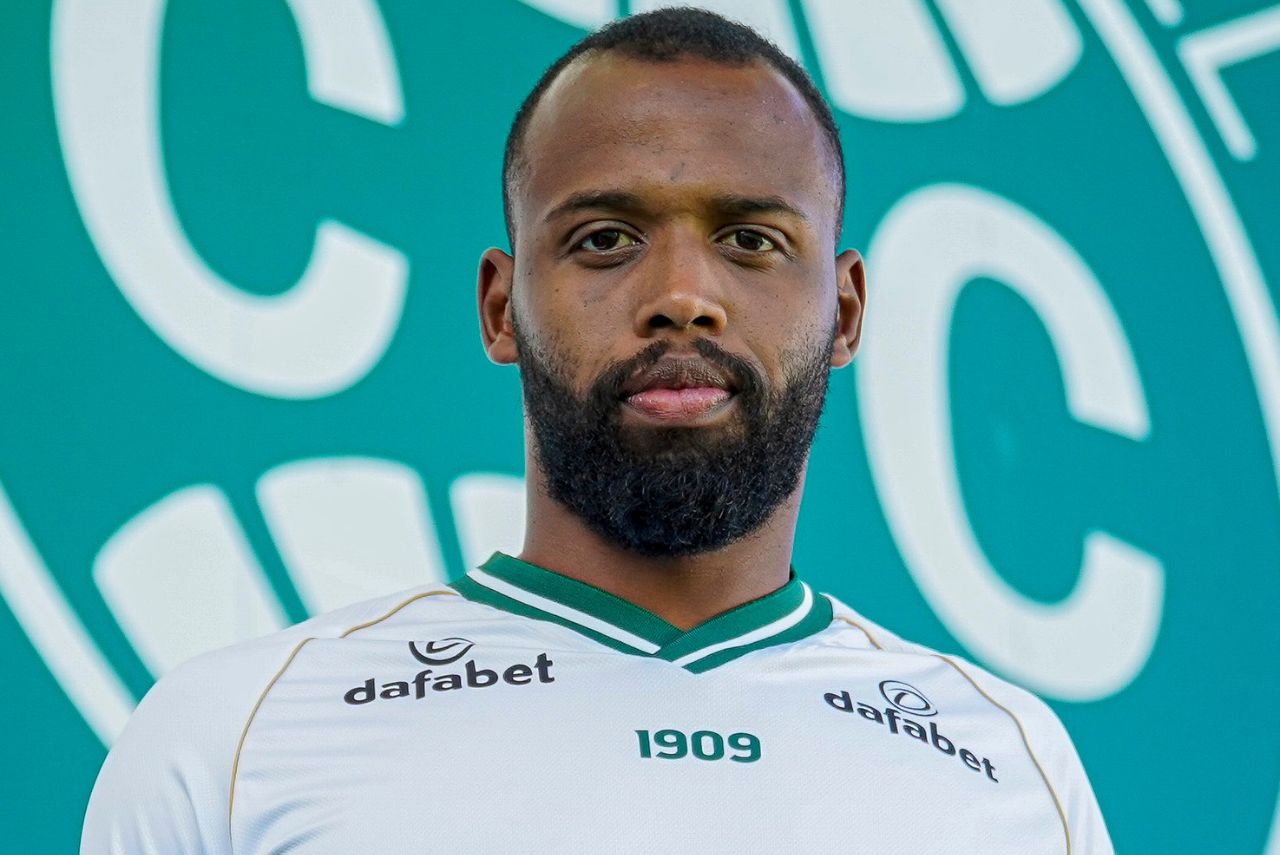 Zagueiro Reynaldo, reforço do Vitória, posa com camisa do Coritiba em 2023