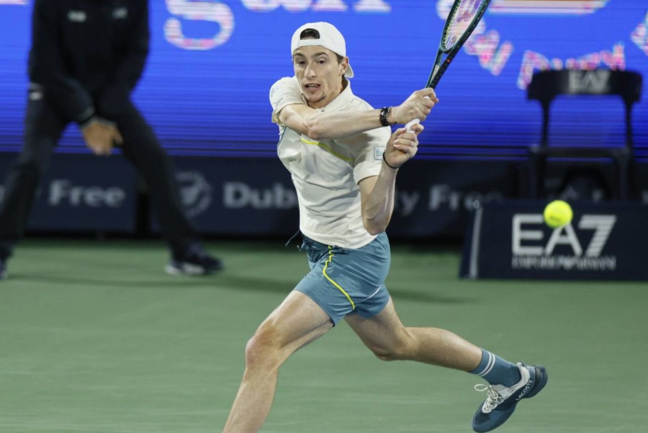 Tenista Ugo Humbert em jogo do ATP 500 de Dubai 2024