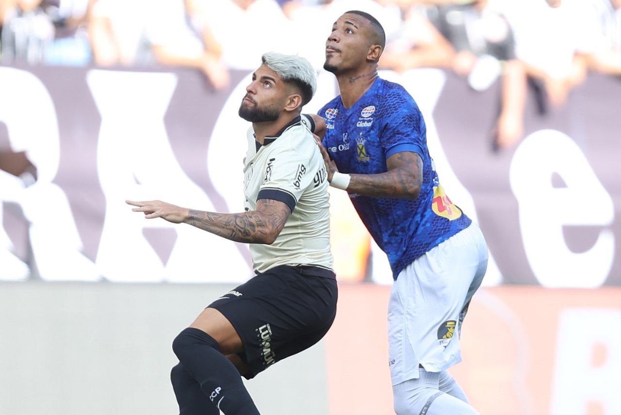 Yuri Alberto disputa bola no jogo Corinthians x Santo André no Paulistão 2024