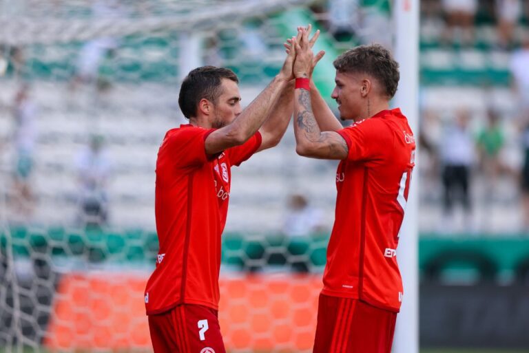 <p>Lucas Holanda e Hyoran comemoram gol do Internacional. Foto: Reprodução/SCI</p>
