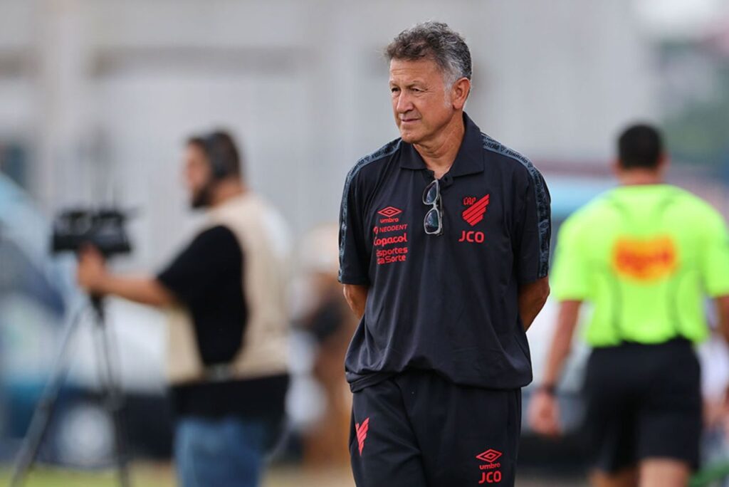 Osorio em campo comandando o Athletico-PR