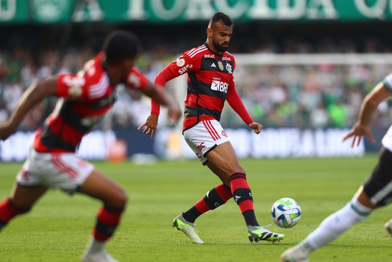 Zagueiro Fabrício Bruno em jogo do Flamengo contra o Coritiba em 2023