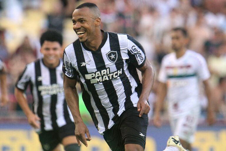 <p>Marlon Freitas fez valer a lei do ex e marcou dois contra o Fluminense (Foto: Vitor Silva/Botafogo)</p>