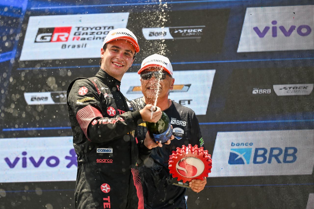 Felipe Baptista comemora vitória em Goiânia no pódio da Stock Car 2024