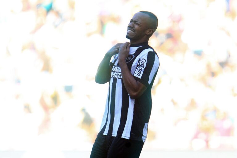 <p>Marlon Freitas chorou ao marcar gol no clássico (Foto: Vítor Silva/BFR)</p>
