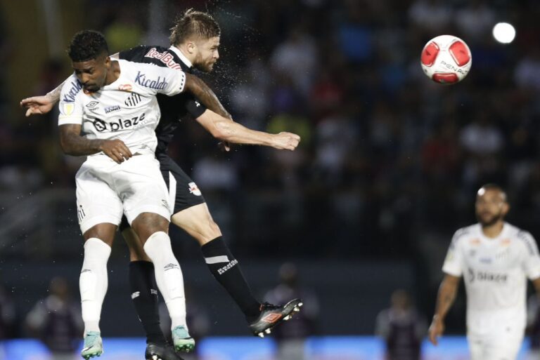 <p>Eduardo Sasha decretou a derrota do Santos. Foto: Ari Ferreira/RBB</p>
