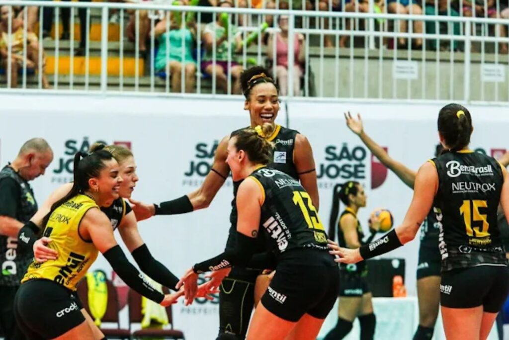 Jogadoras do Praia Clube comemora título da Copa Brasil de Vôlei 2024 contra o Minas