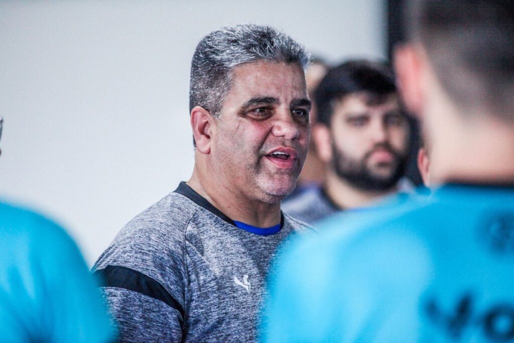 Treinador Marcelo Cabo conversa com elenco do CSA em 2023