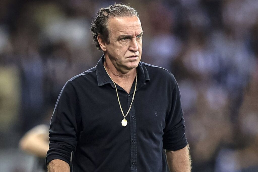 Treinador Cuca, alvo do Athletico-PR, em jogo do Atlético-MG em 2022