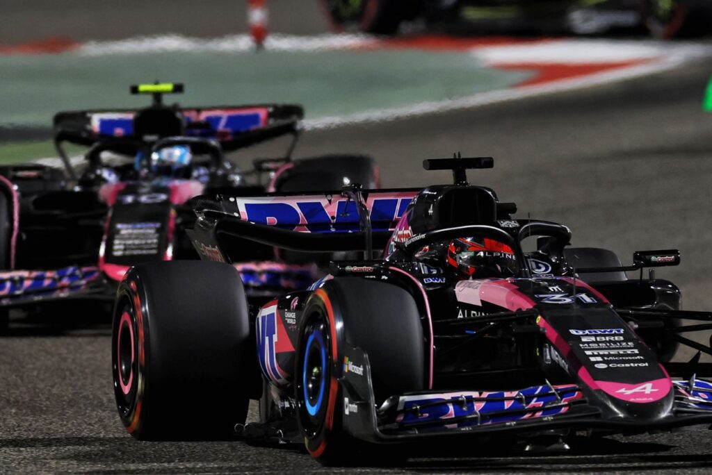 Carros de Esteban Ocon e Pierre Gasly, da Alpine, no GP do Bahrein de Fórmula 1 2024