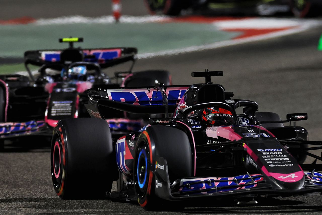 Carros de Esteban Ocon e Pierre Gasly, da Alpine, no GP do Bahrein de Fórmula 1 2024