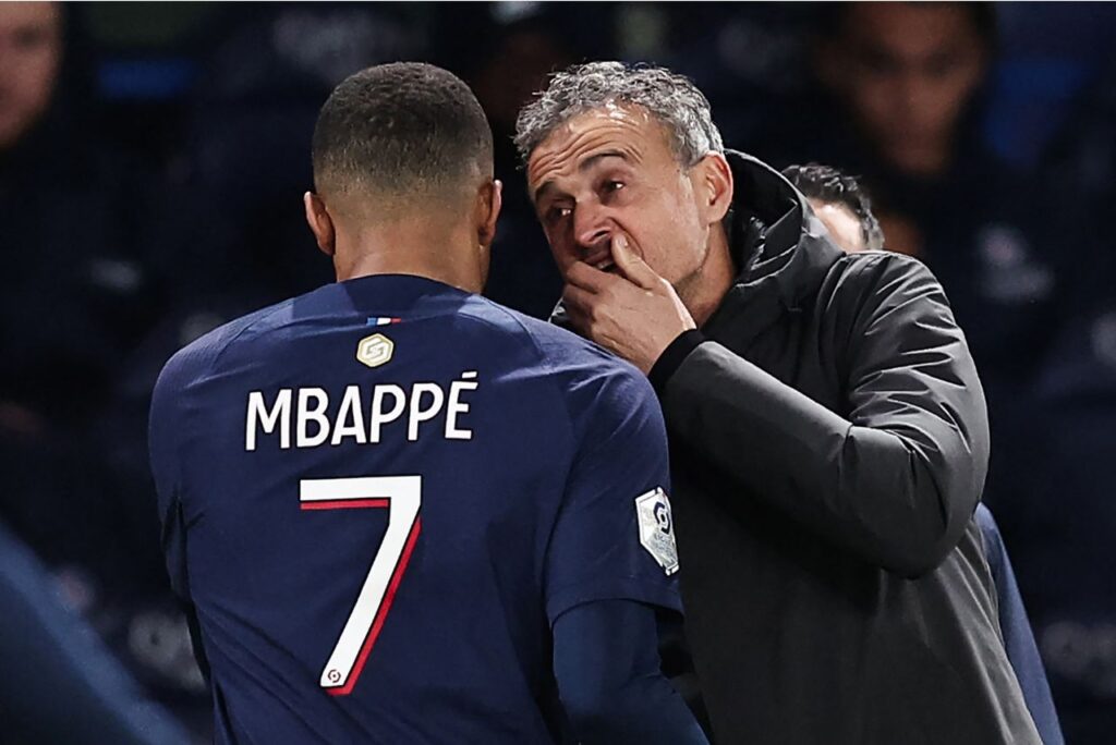 Atacante e técnico do PSG