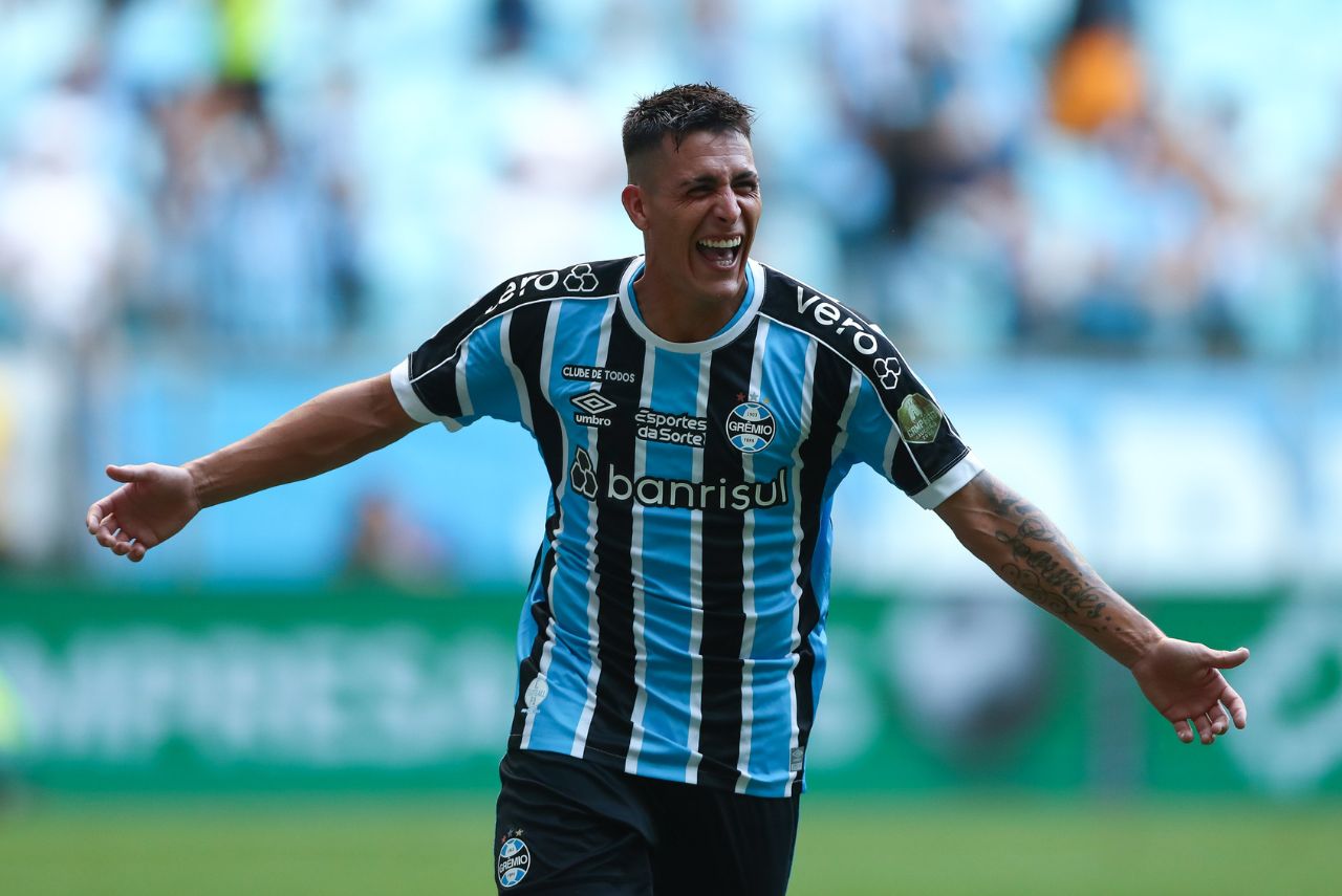 Pavón comemora gol pelo Grêmio