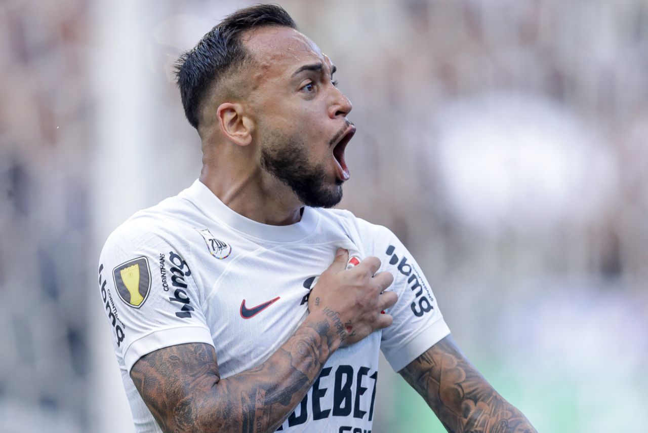Volante Maycon comemora gol em jogo do Corinthians em 2024