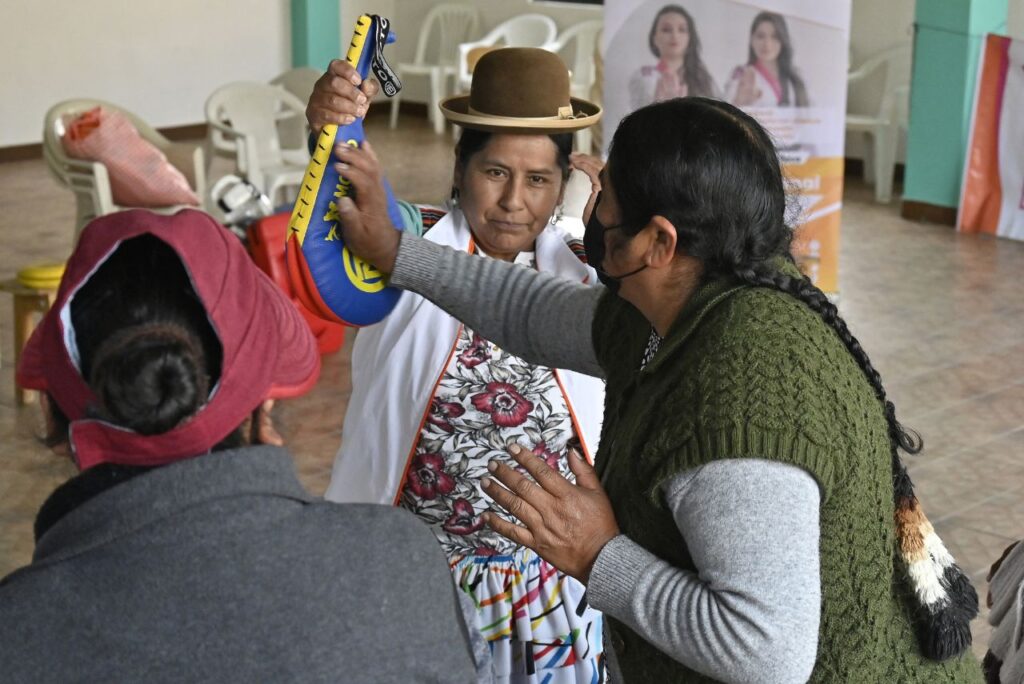 Lidia Mayta ensina defesa pessoal a mulheres no projeto Warmi Power (Foto: Aizar Raldes/AFP)