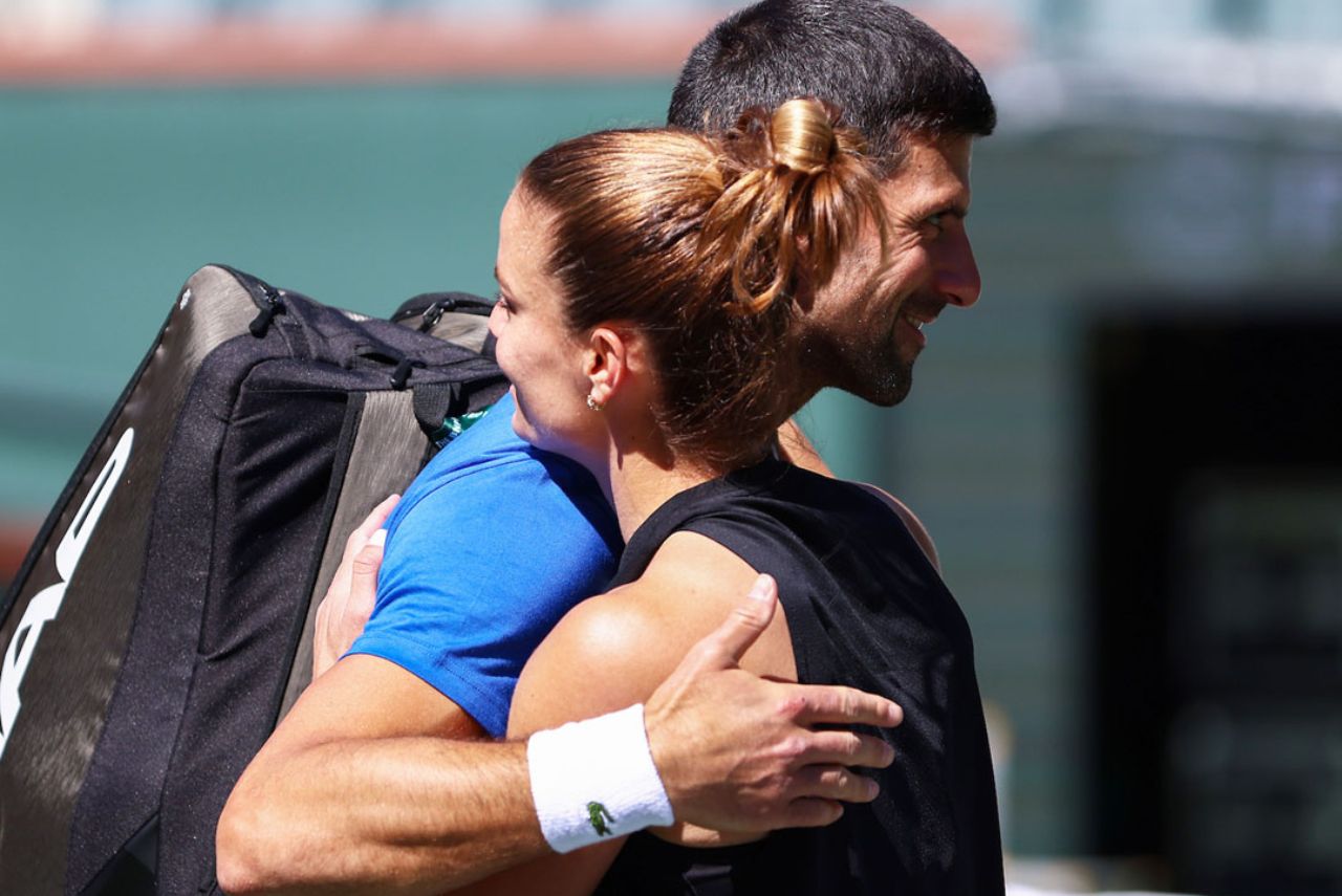 Tenistas Novak Djokovic e Maria Sakkari abraçados em treino no Masters 1000 de Indian Wells 2024