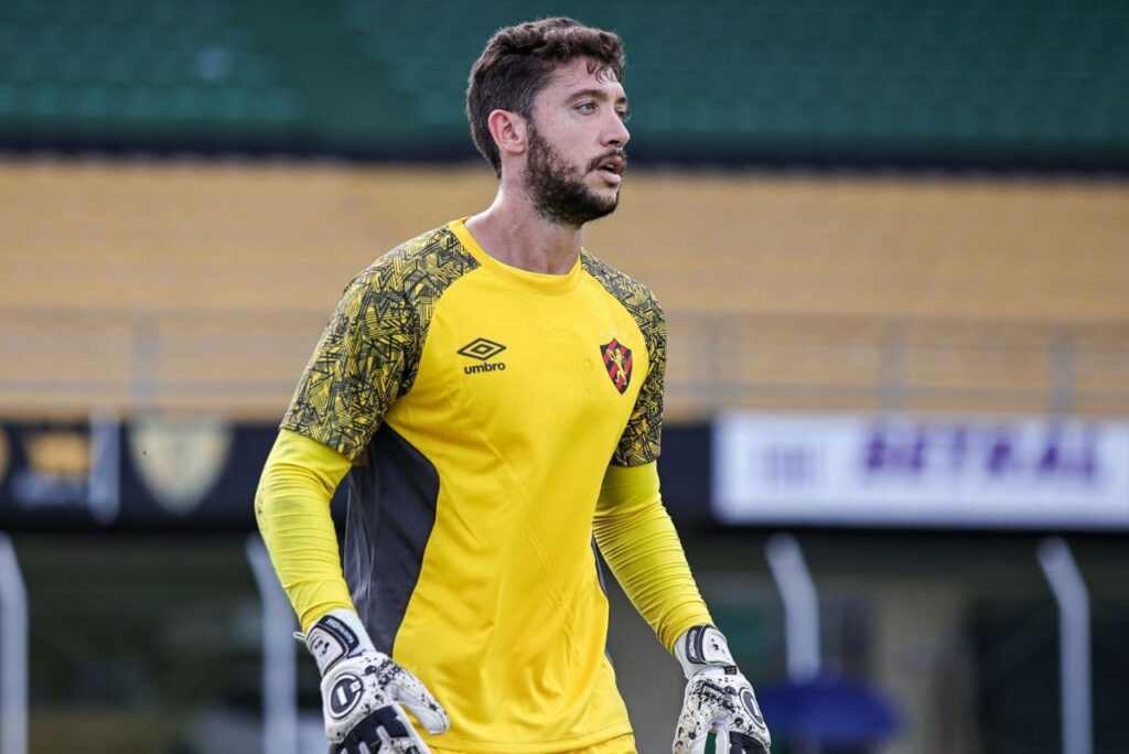 Goleiro Caíque França, em jogo do Sport em 2024