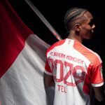 Atacante Matheys Tel posa com camisa do Bayern de Munique