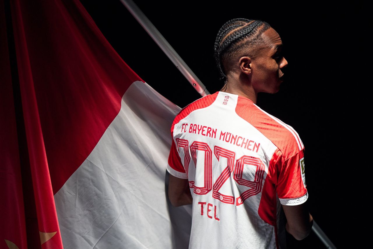 Atacante Matheys Tel posa com camisa do Bayern de Munique