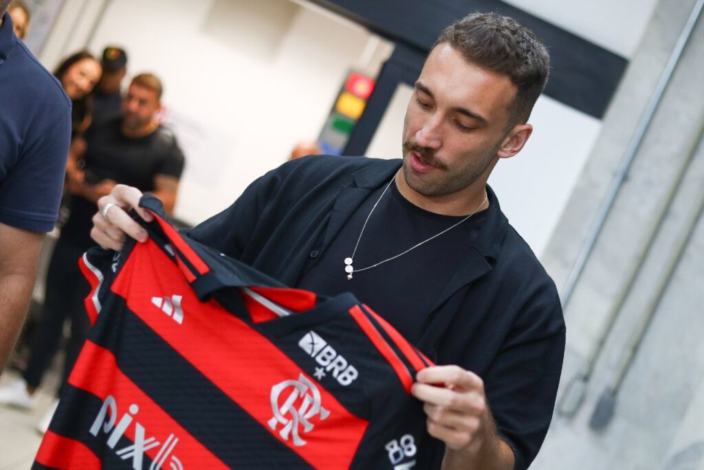 Zagueiro Léo Ortiz com camisa do Flamengo em 2024