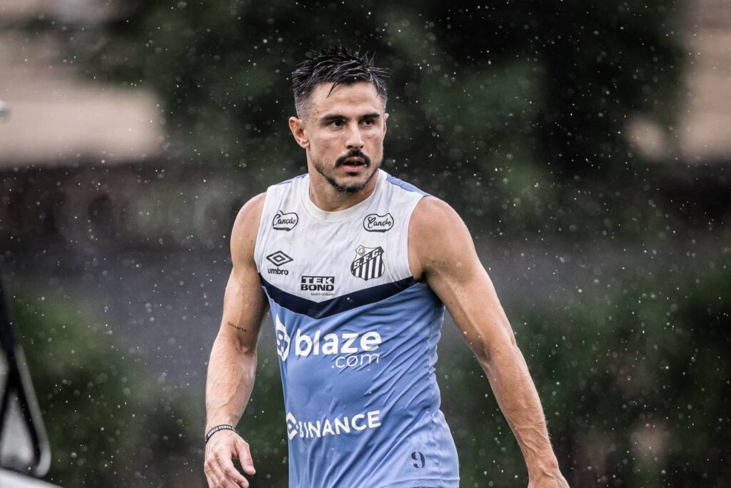 Willian Bigode está sendo processado por Mayke e Gustavo Scarpa, ex-companheiros de equipe. Foto: Raul Baretta/ Santos FC.