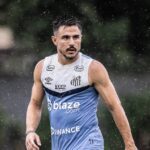 Willian Bigode está sendo processado por Mayke e Gustavo Scarpa, ex-companheiros de equipe. Foto: Raul Baretta/ Santos FC.