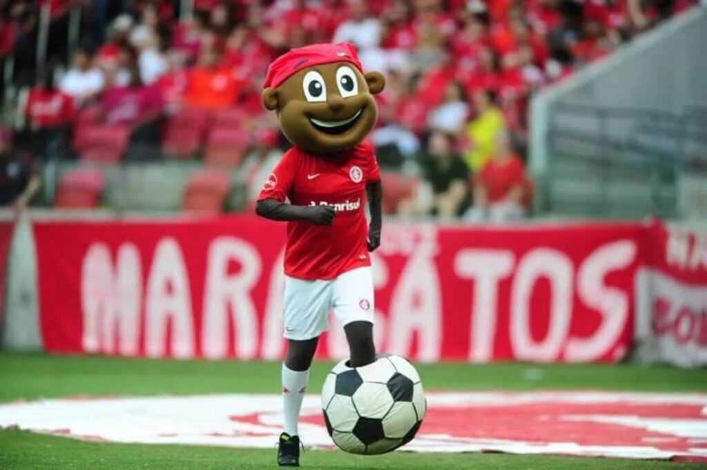 Além de uma repórter, uma torcedora passou a acusar o mascote do Colorado de importunação. Foto: Ricardo Duarte/Internacional
