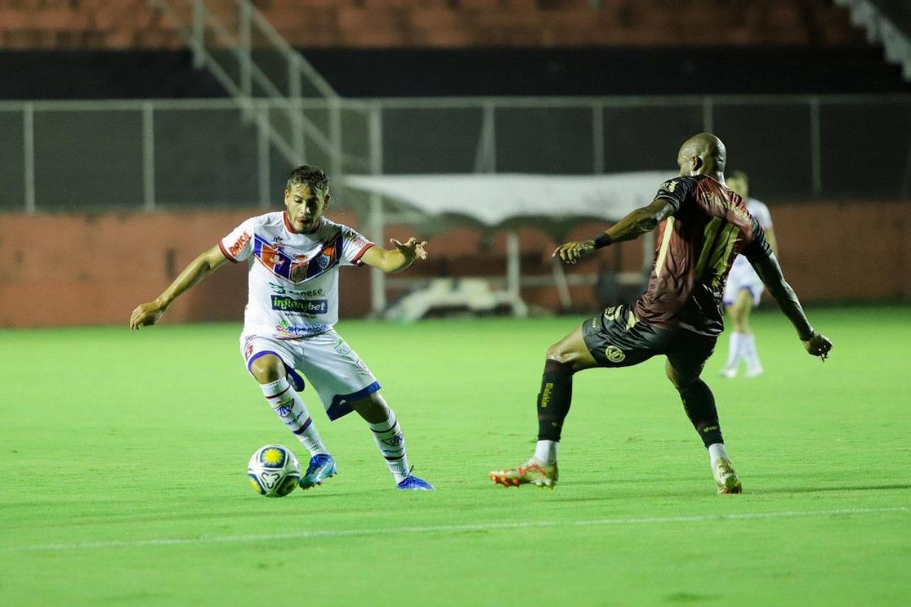 Expulsões do Itabaiana cooperaram para o resultado positivo do Vitória. Foto: Júnior Damasceno/Itabaiana
