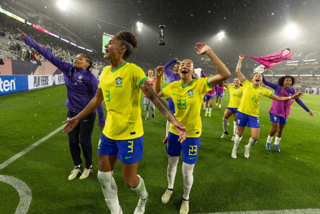Jogadoras do Brasil comemoram vitória