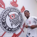 Cacá com a camisa do Corinthians