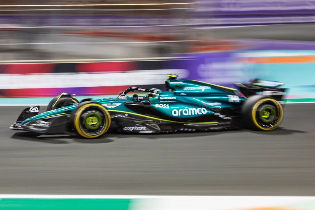 Carro da Aston Martin de Fernando Alonso no GP da Arábia Saudita de Fórmula 1 2024