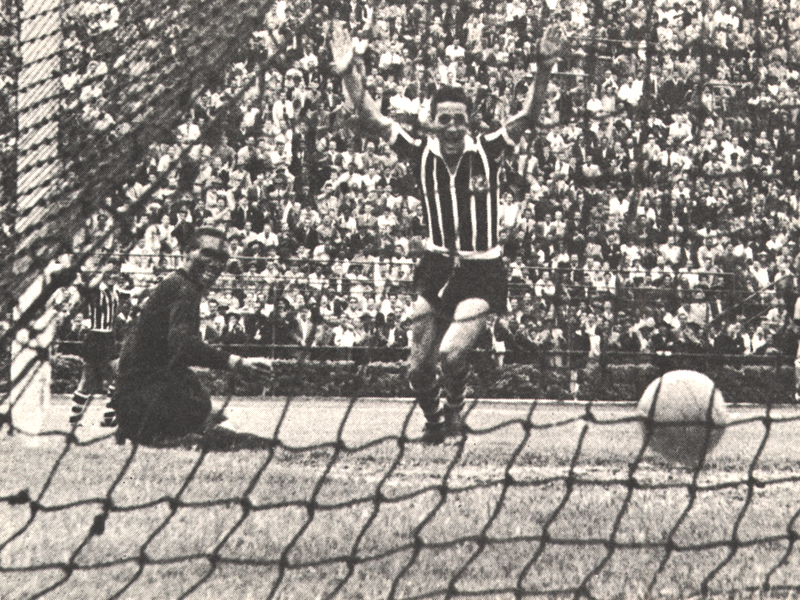 Jogador comemorando