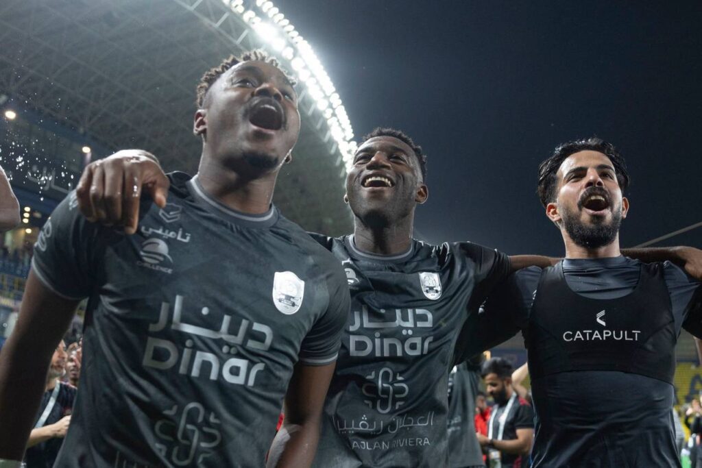 Jogadores do Al-Raed celebram vitória sobre o Al-Nassr. Foto: Reprodução/X
