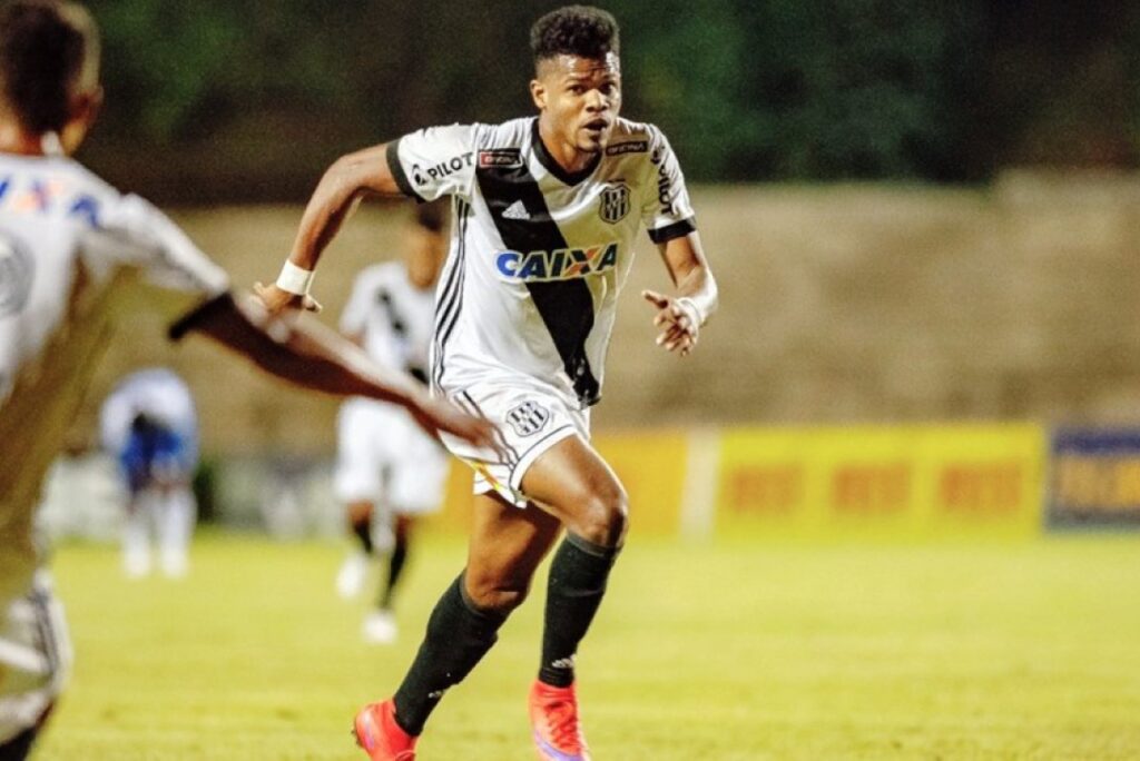 Atacante Júnior Santos, quando defendeu a Ponte Preta em 2018