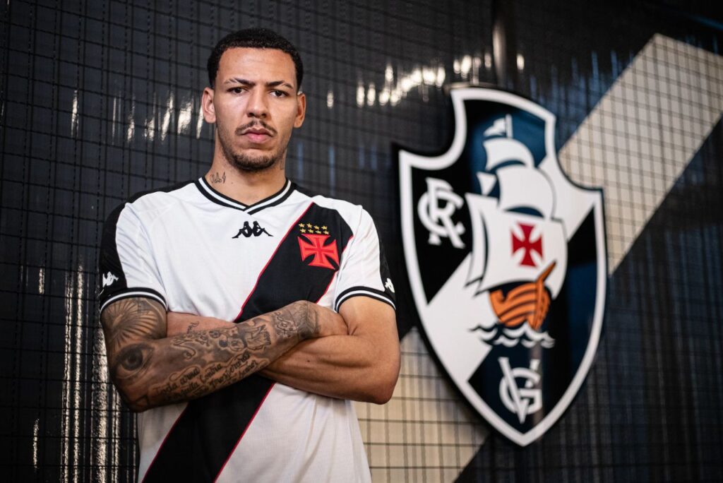 Clayton Silva deixou o Casa Pia para reforçar o Vasco (Foto: Leandro Amorim/CRVG)